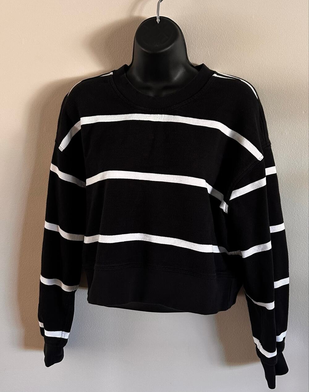 Lululemon Black White Stripe Cropped Crewneck Sweatshirt Pullover